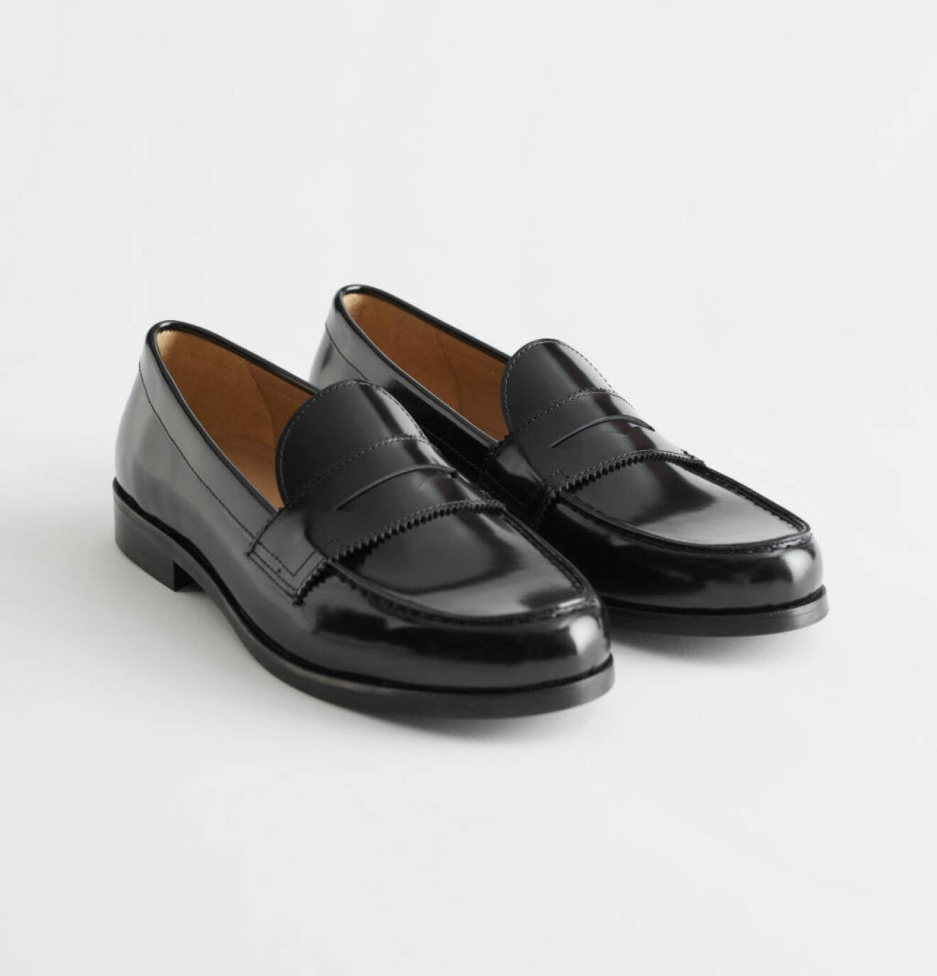Klassiska svarta penny loafers är en riktigt användbar skomodell.