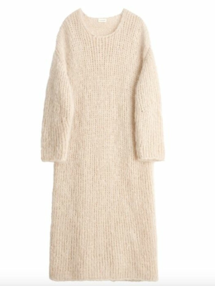 Klänning, By Malene Birger. <a target="_blank" rel="nofollow" href="https://at.wakakuu.com/t/t?a=1241227584&as=1218462148&t=2&tk=1&epi=an-stickad&url=https://www.wakakuu.com/se/dam/klader/klanningar/by-malene-birger-klanning-velira.html">Klicka på bilden för att komma direkt till produkten!</a> Beige, grovstickad klänning i oversizad modell från By Malene Birger.