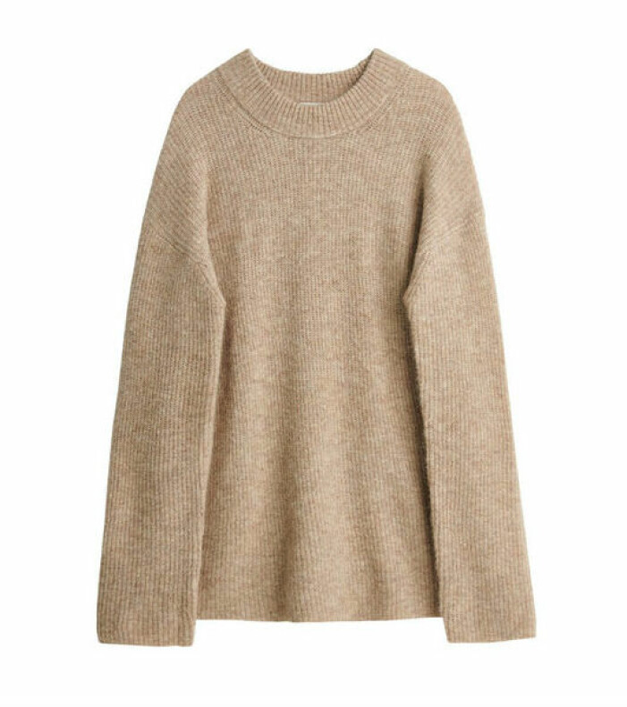 Tröja, By Malene Birger. <a target="_blank" rel="nofollow" href="https://in.ahlens.se/t/t?a=1136856392&as=1218462148&t=2&tk=1&epi=an-stylisttrender-_bymalenebirger-troja-beige&url=https://www.ahlens.se/Mode/overdelar-592164/by-malene-birger-cirla-pullover-chanterelle-65396089/">Klicka på bilden för att komma direkt till produkt!</a> Oversizad, beige tröja med rund hals. Stickad tröja från By Malene Birger.