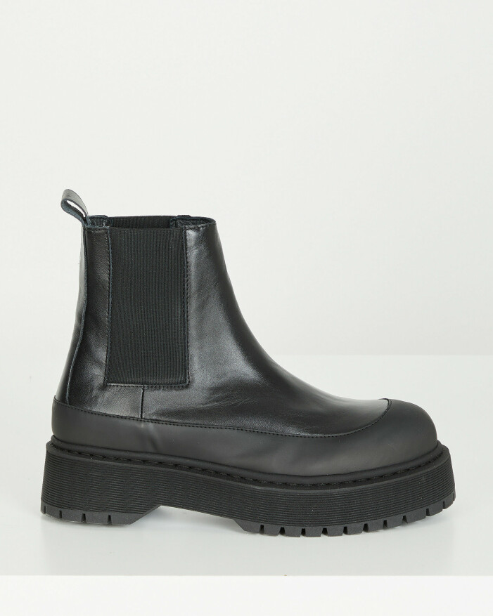 Boots, By Malene Birger. <a target="_blank" rel="nofollow" href="https://at.wakakuu.com/t/t?a=1241227584&as=1218462148&t=2&tk=1&epi=an-stylisttrender-bymalenebirger-boots-svart&url=https://www.wakakuu.com/se/dam/skor/by-malene-birger-boots-kilas.html">Klicka på bilden för att komma direkt till produkten!</a> Gova, svarta boots i skinn med chunky sula i gummi. Boots från By Malene Birger.