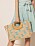 Fyrkantig stråväska med runt handtag i rotting och ljusblå detaljer i på väskan. Stråväska från ByMalina.