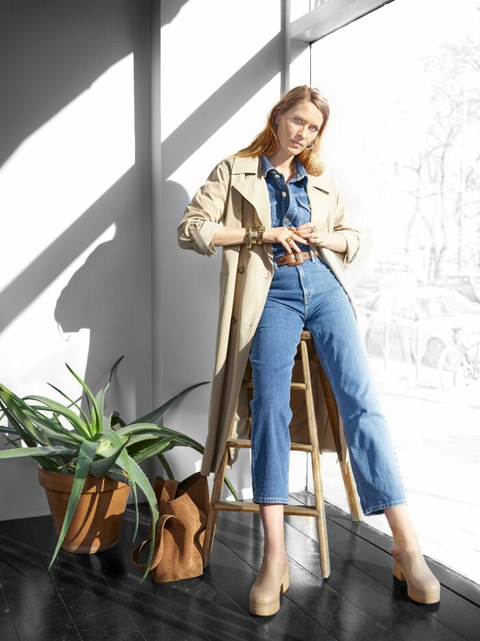 Säsongens nyckelplagg – byxdressen – funkar utmärkt i denim. Matcha med en klassisk trenchcoat för en snygg vårlook. Byxdressen.
