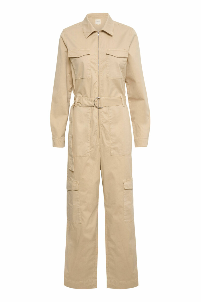 Tailleur pantalone stile cargo della seconda parte.