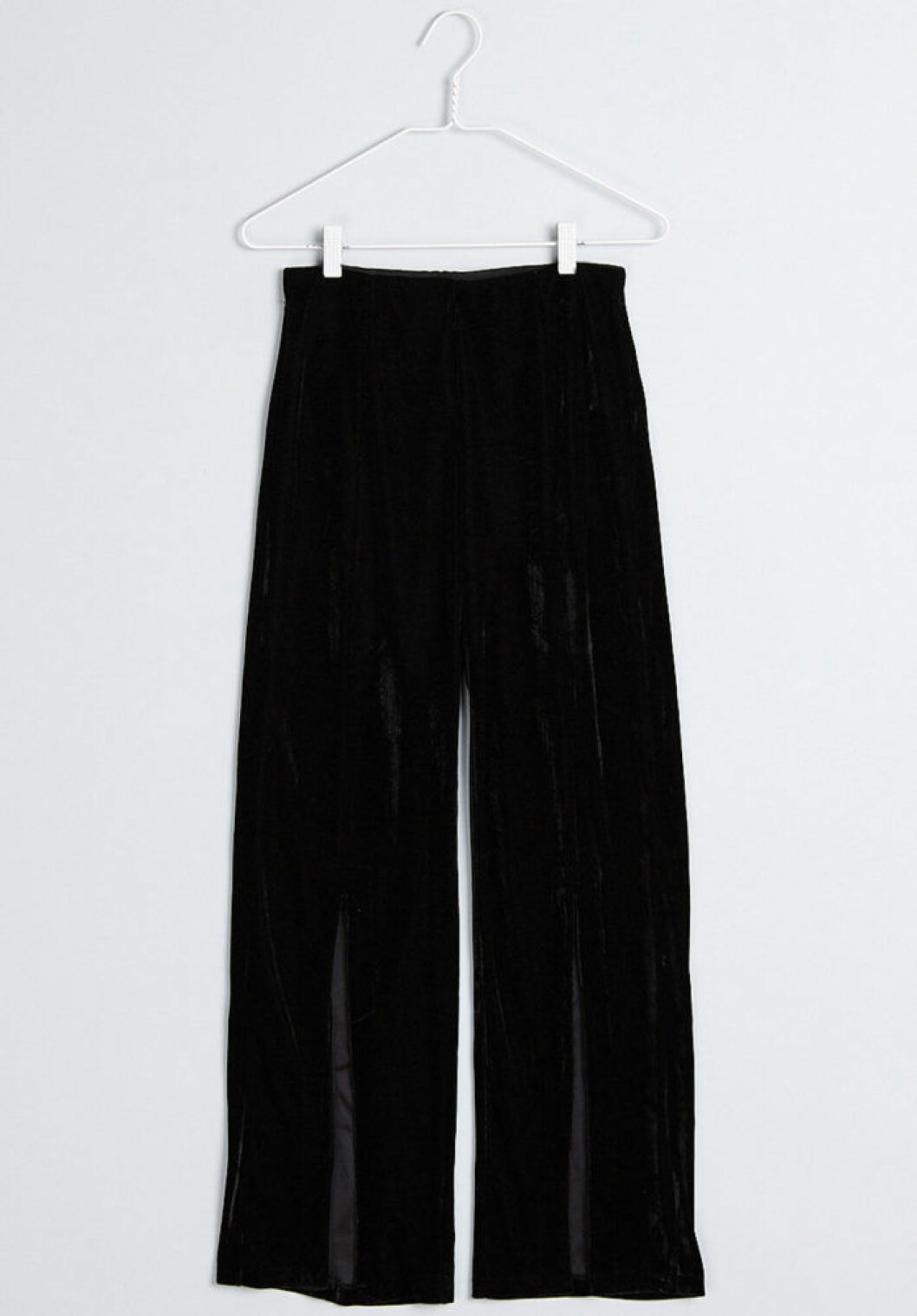 Byxor med slits från <a href="https://apprl.com/sv/p/4Pll/" target="_blank" rel="noopener">Gina Tricot</a>.