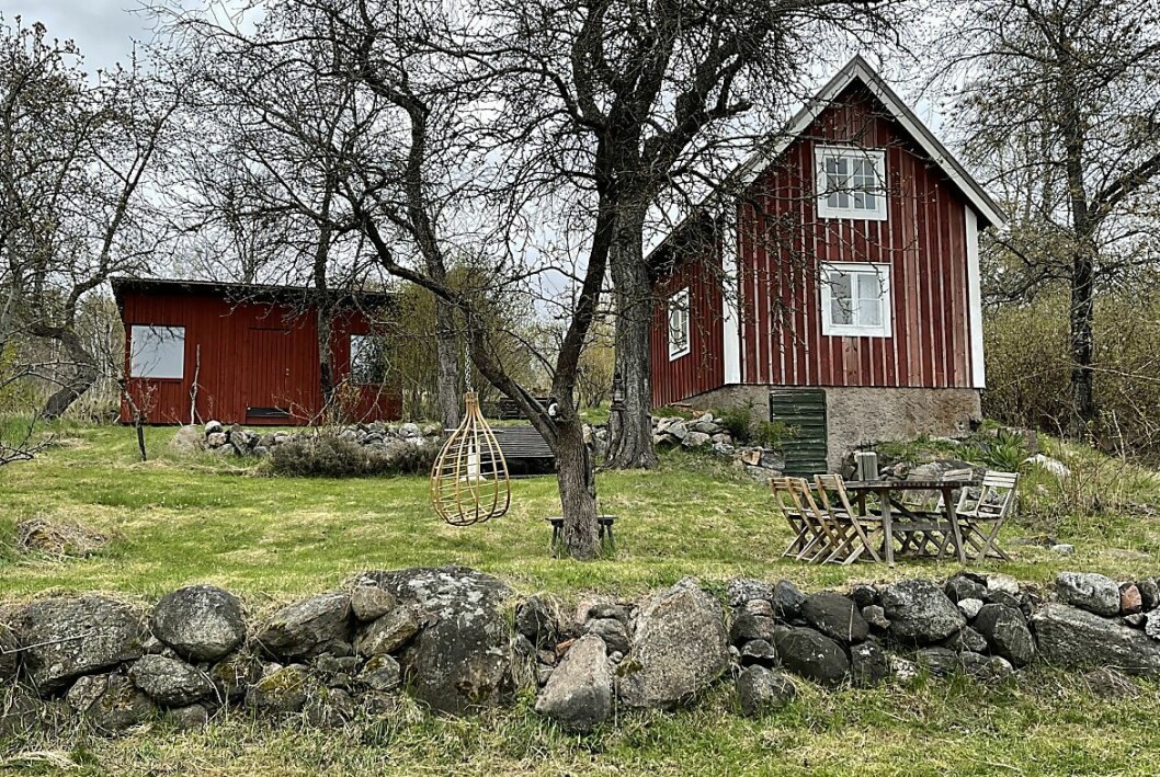 Intill den lilla gäststugan ligger den arkitektritade boden. Intill den lilla gäststugan ligger den arkitektritade boden.