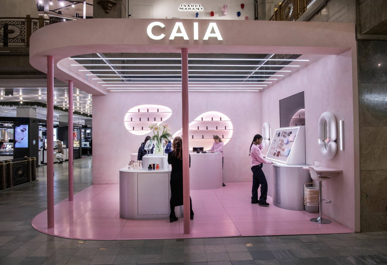 Caia Cosmetics fysiska butik i form av en rosa popup på varuhuset NK i Stockholm