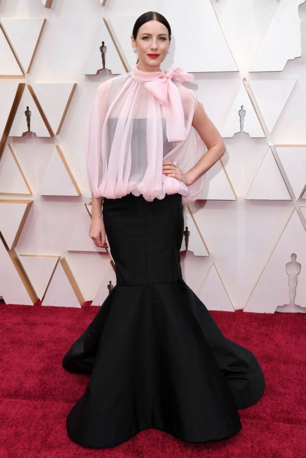 Caitriona Balfe. Caitriona Balfe i svart och rosa klänning på röda mattan