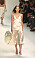 Modell från Calvin Klein-visning under 90-talet. Modellen har en lång, klänning i siden i färgen off-white.