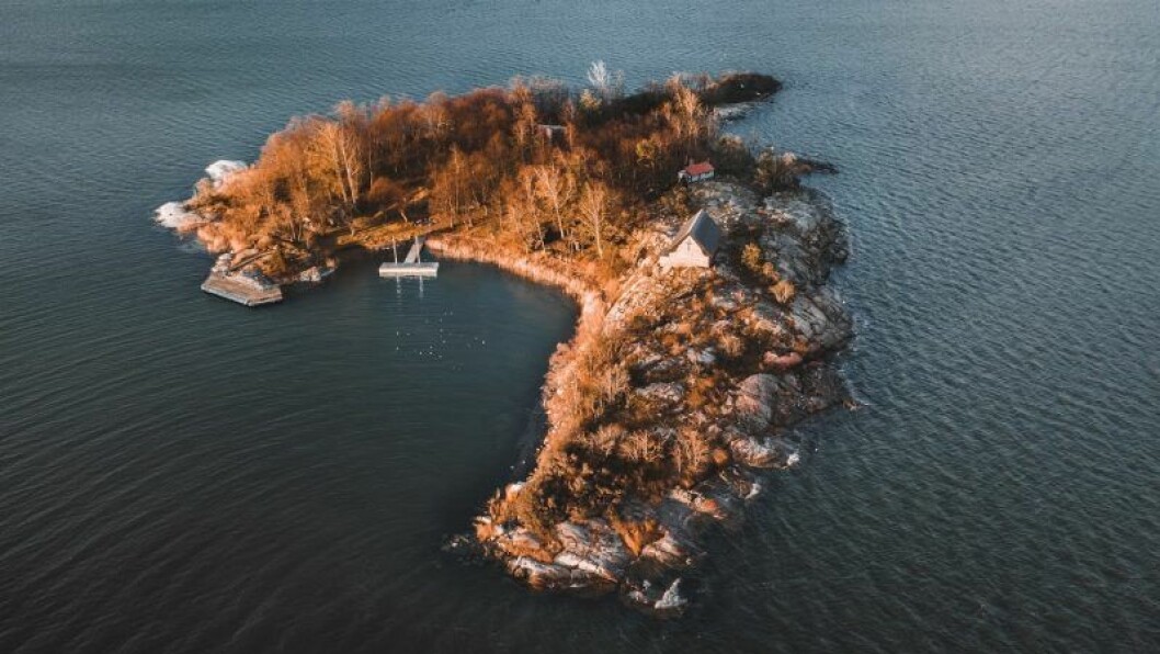 Kustpärlan St Anna Skärgård ger besökarna en lugn stund vid Östersjön. Naturfoto över Capella, St Anna Skärgård