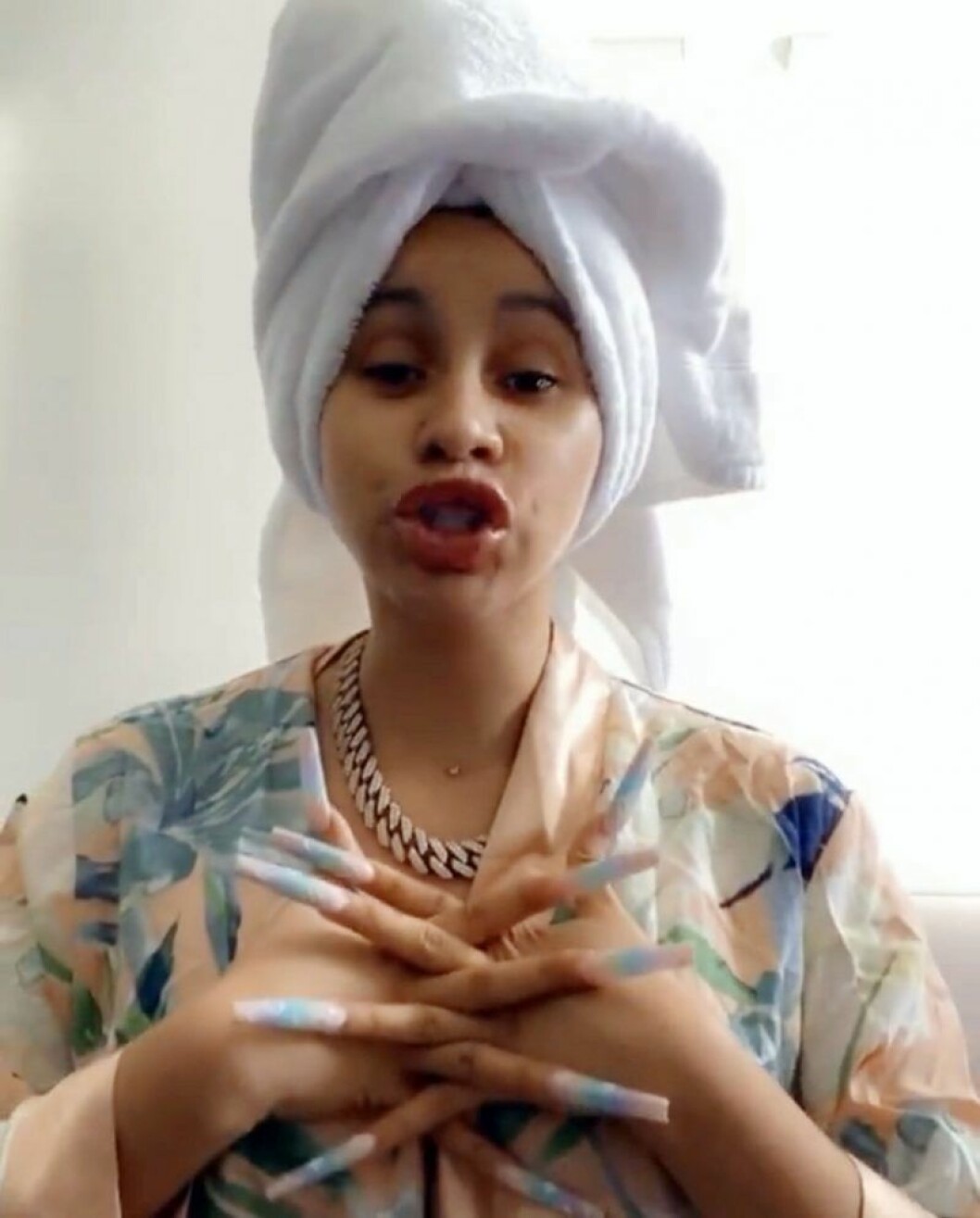 Cardi B under karantän. Cardi B utan smink med handduk på huvudet