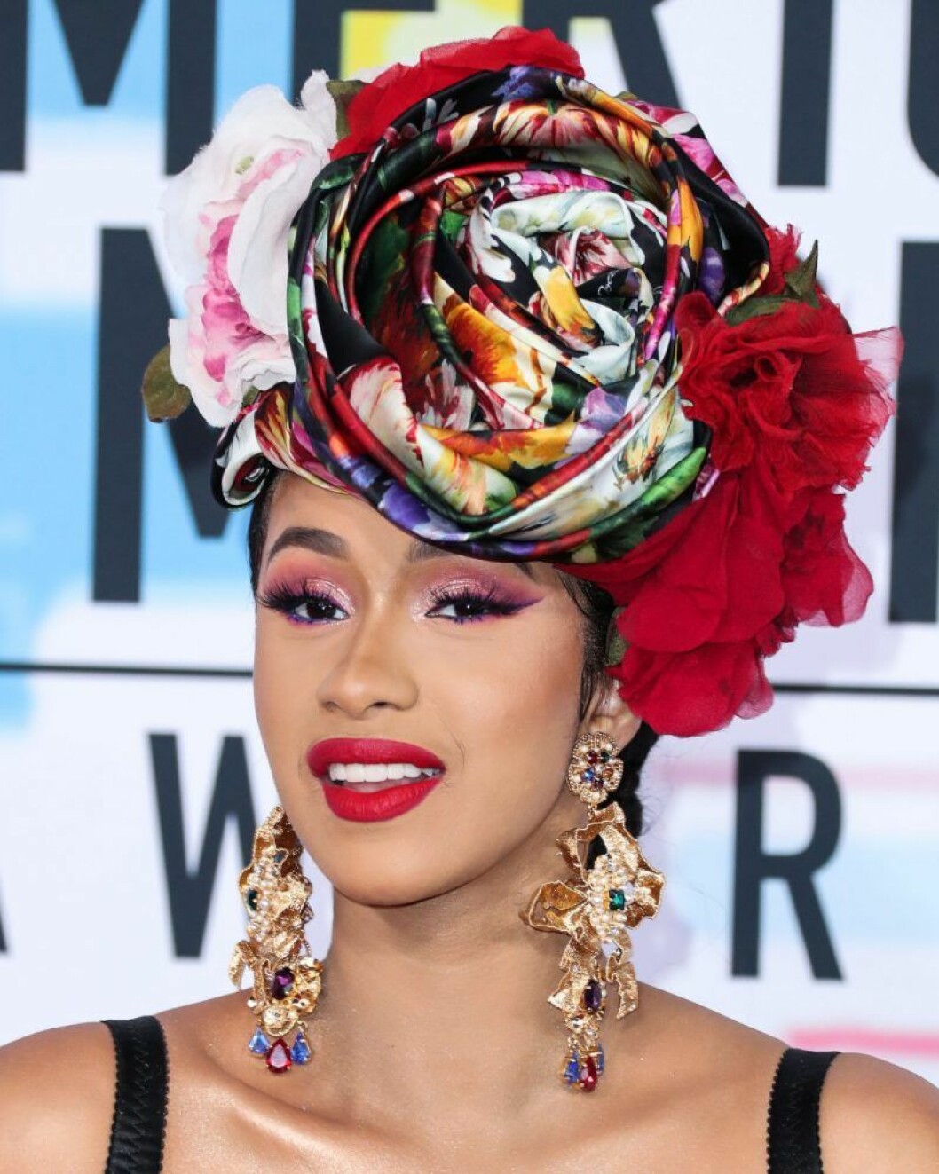 Cardi B innan karantän. Cardi B i stor huvudbonad