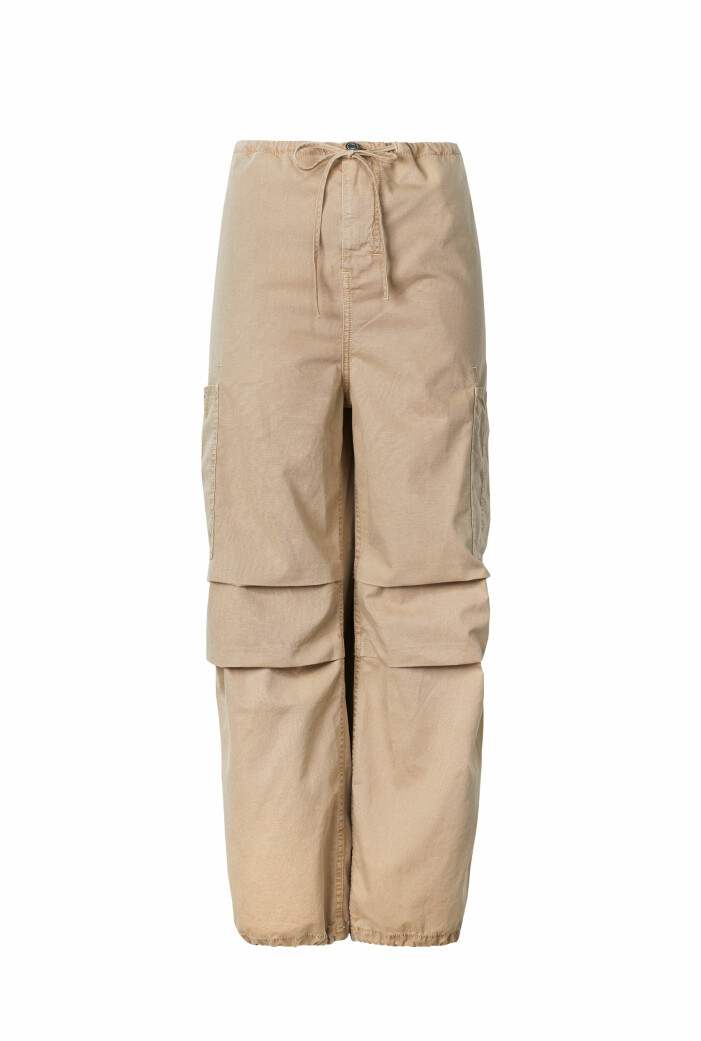 Pantaloni cargo di Mango.