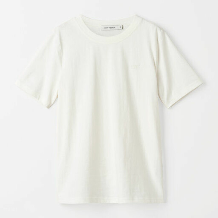T-shirt, Carin Wester. <a target="_blank" rel="nofollow" href="https://in.ahlens.se/t/t?a=1136856392&as=1218462148&t=2&tk=1&epi=an-5skor&url=https://www.ahlens.se/Mode/overdelar/t-shirts-toppar-15219/carin-wester-t-shirt-saffi-egret-91234191/">Klicka på bilden för att komma direkt till produkten!</a> Vit t-shirt med rundad hals i rak modell. T-shirt från Carin Wester.