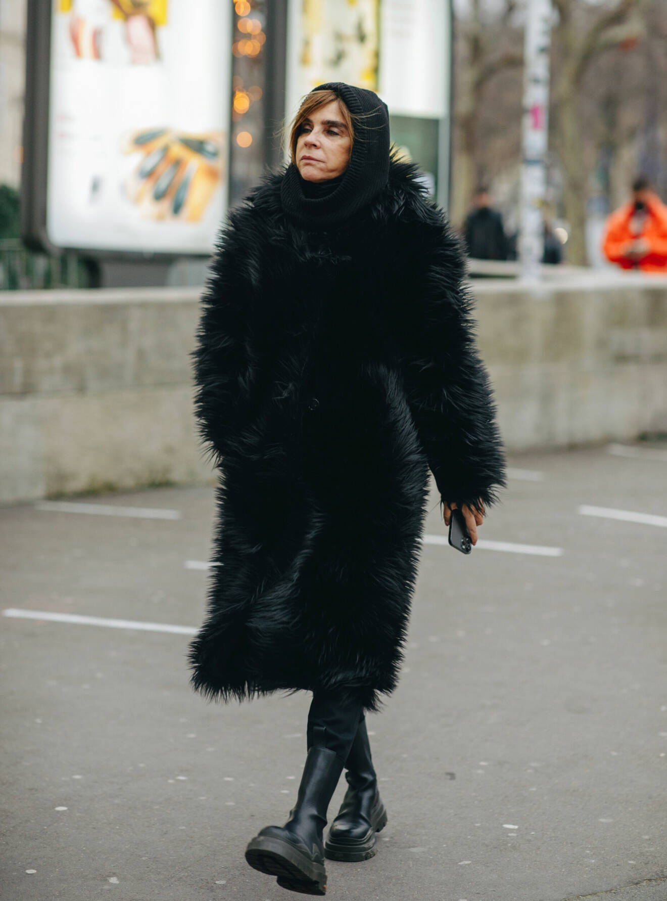 Carine Roitfeld iklädd fuskpälskappa och grova kängor på modeveckan i Paris.