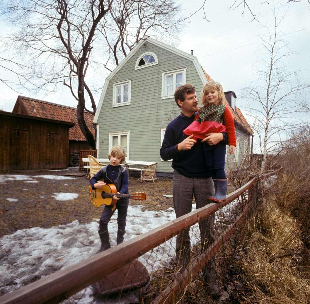 Carl Anton med två av sina tre barn. Året är 1966. carl anton barn