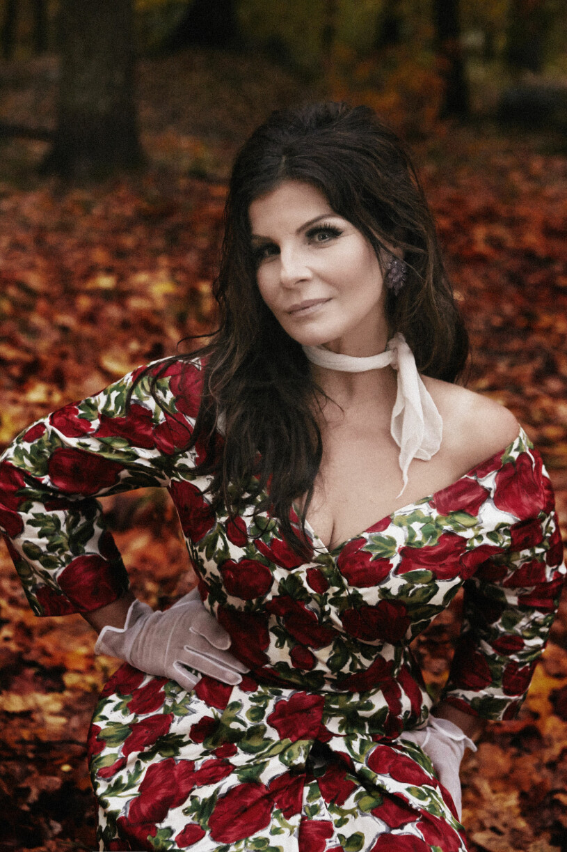 Carola i blommig klänning bland höstlöv