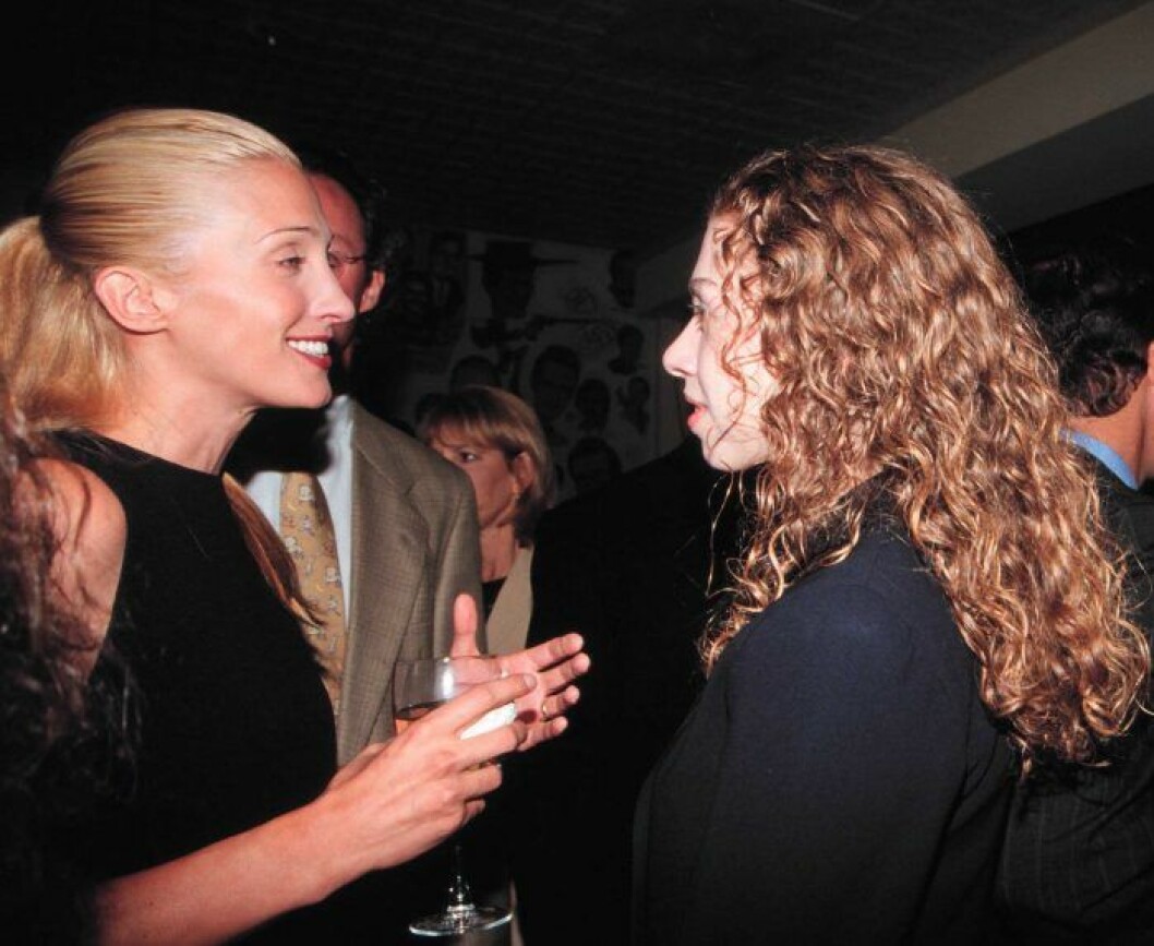 Carolyn Bessette-Kennedy i vimlet med Bill Clintons dotter, Chelsea. Carolyn Bessette-Kennedy i vimlet