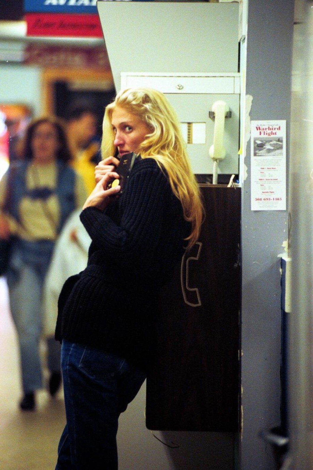 Carolyn Kennedy fångad av paparazzi, 1997. Carolyn Kennedy fångad av paparazzi, 1997.