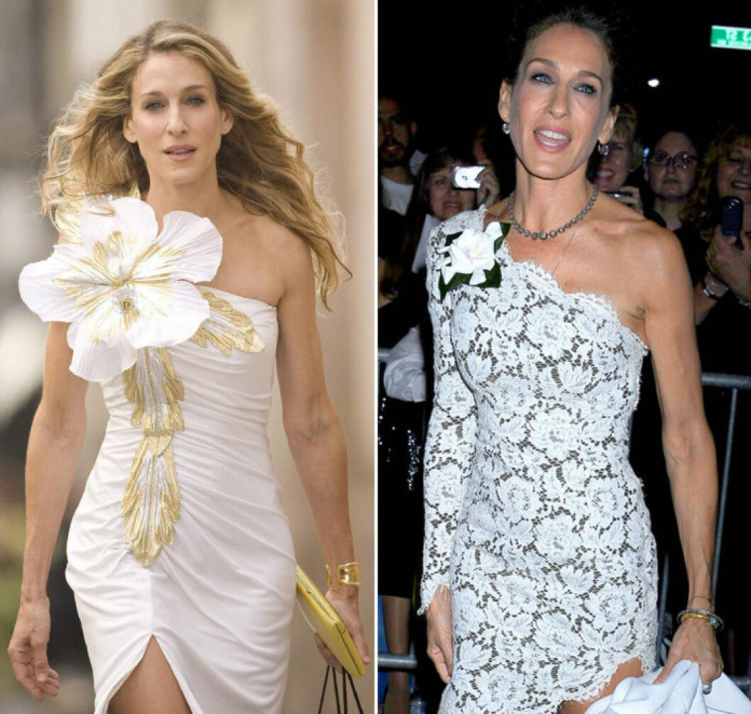 Carrie Bradshaw och Sarah Jessica Parker i vit klänning med blomma på axeln