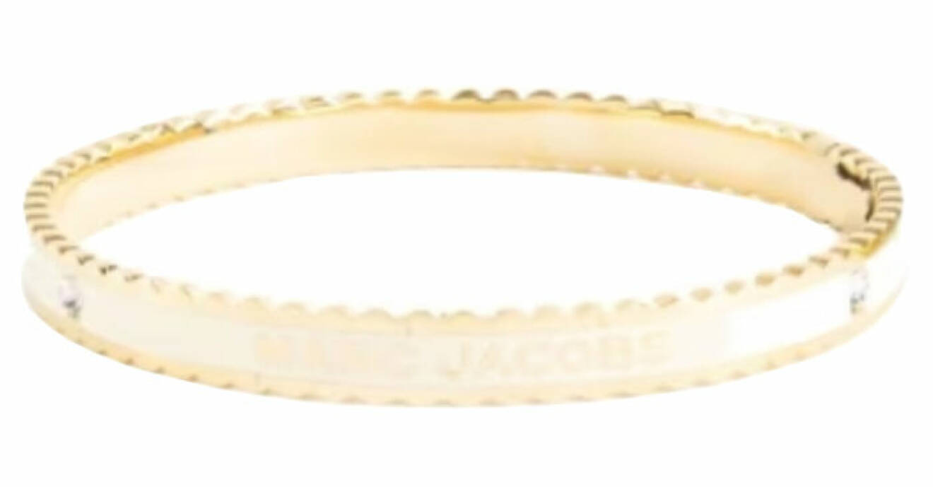 Snyggt armband i guld med vit utsida och små vita stenar.
