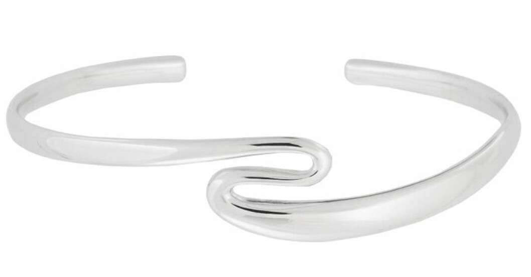 Armband med organisk form i silver från Edblad.