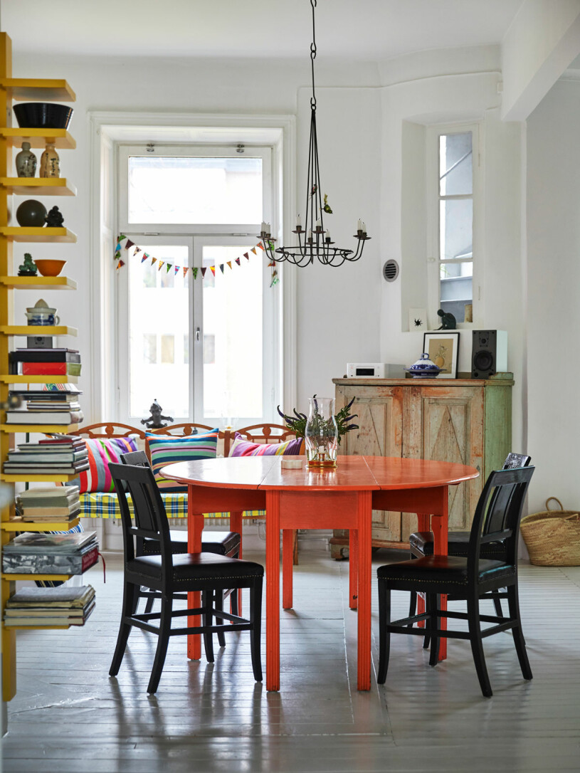 Köksbordet – som Fredrik fått av sin pappa Tore Wretman – målade han orange. Stolar, soffa och skåp är också arvegods. Klassiska bokhyllan Pilaster av John Kandell.