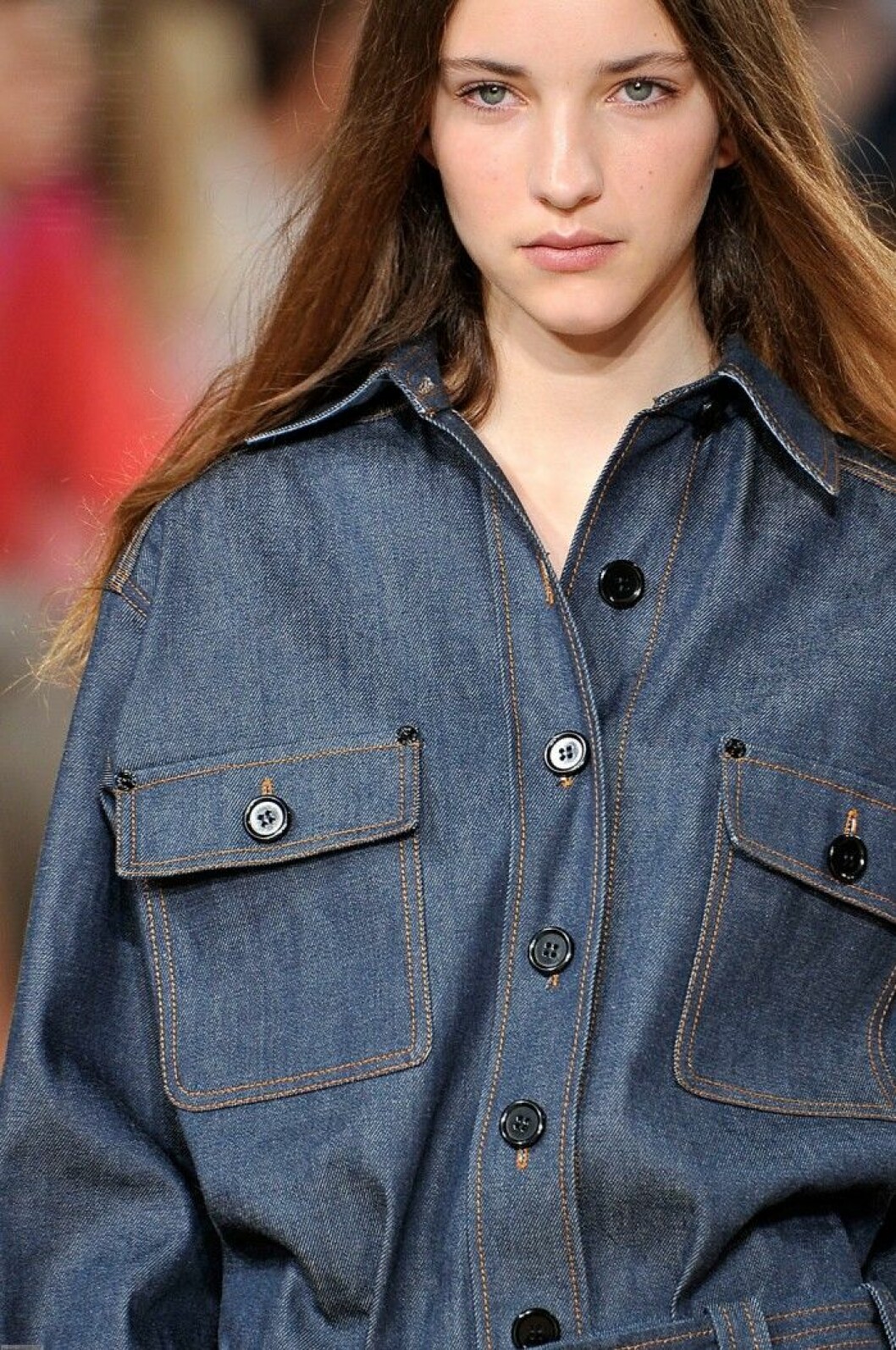 Catwalkbild från Chloé. Bild från catwalk med kvinna i jeansskjorta