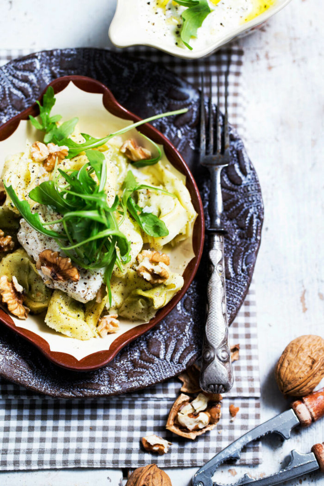 Caesarpasta med rucola och valnötter