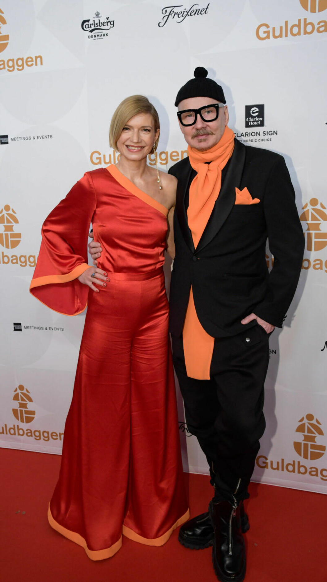 Cecilia Frode och designern Peter Englund. Röda mattan, Cecilia Frode och designern Peter Englund