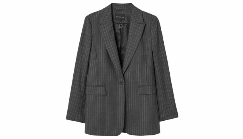 Kavaj, 1699 kronor. <a target="_blank" href="https://www.marqetstores.se/stockh-lm-celia-blazer-grey-pinstripe/?utm_source=nativefemina&utm_medium=referral&utm_campaign=campaign10&utm_content=femina">Shoppa här!</a>