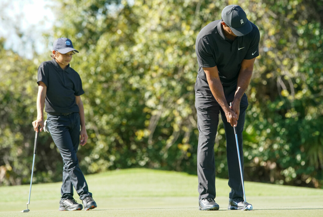 Charlie hejar på när pappa Tiger Woods ska få till en putt. charlie tittar på pappa tiger woods