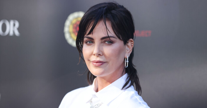 charlize theron med mörkt hår på välgörenhetsfest