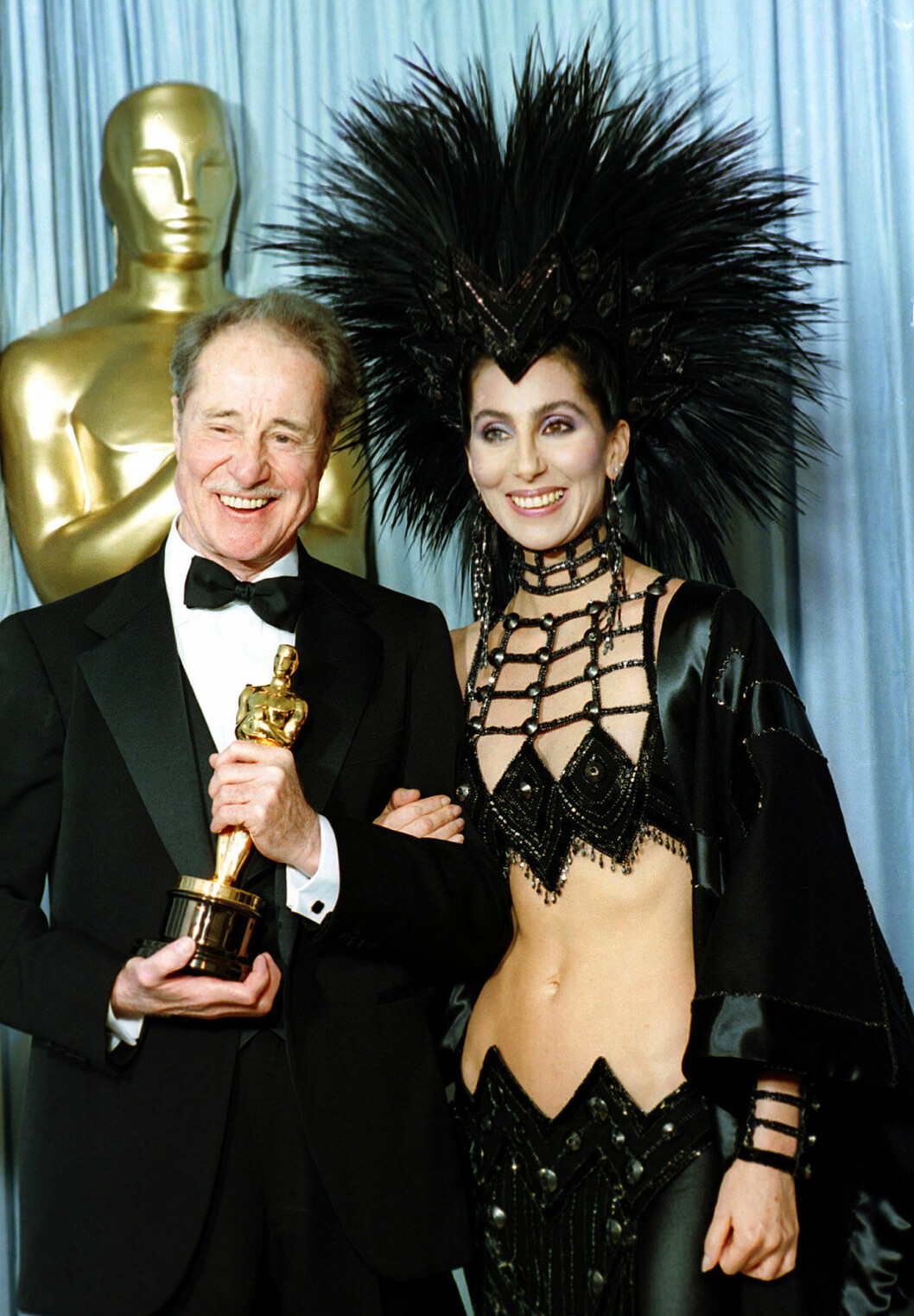 Cher med sin minst sagt spektakulära håraccessoar. Cher med stor huvudbonad på Oscarsgalan.