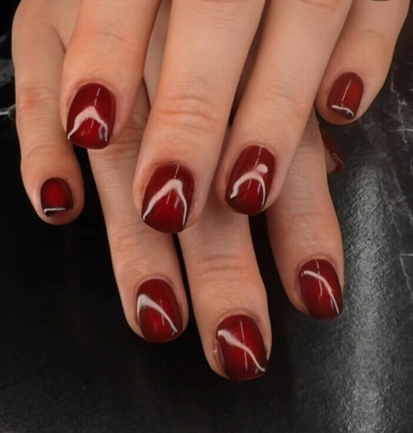 Röda naglar med ombre-effekt