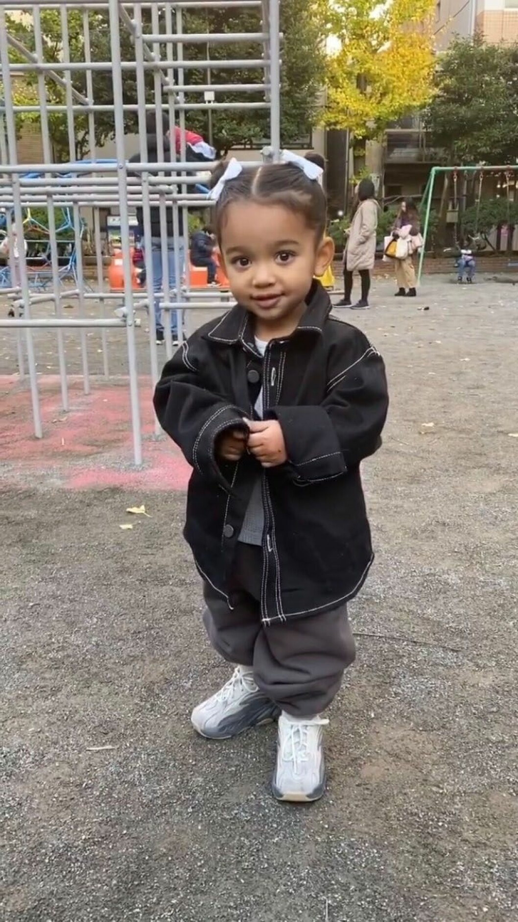Chicago West är nummer tre i ordningen av Kim Kardashian och Kanye Wests barn. Chicago West står i en lekpark