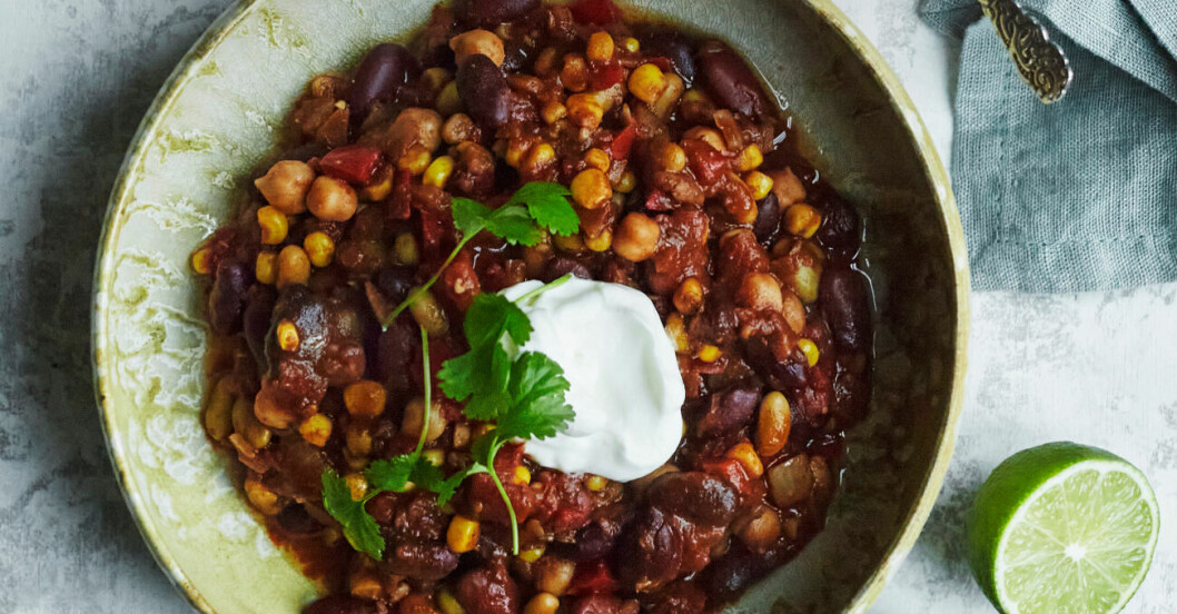 Billig chili sin carne med bönor och avokadodipp.