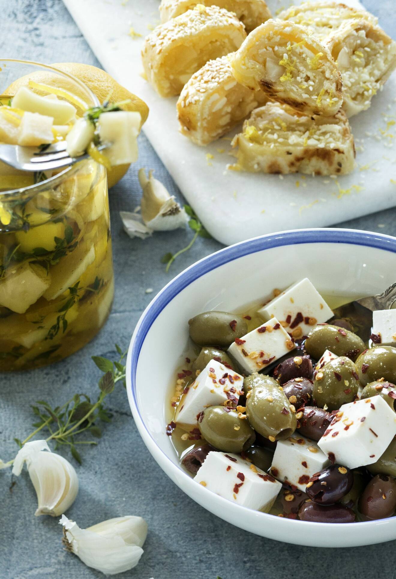 Chilimarinerad fetaost med oliver.