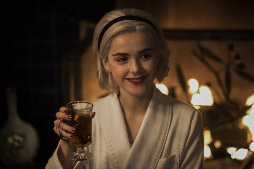 Tonårshäxan Sabrina spelas av skådespelerskan Kiernan Shipka. En bild på skådespelerskan Kiernan Shipka, som spelar tonårshäxan Sabrina i Netflix-serien Chilling Adventures of Sabrina.