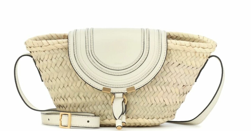 Stråväska, Chloé/Mytheresa.com. <a target="_blank" rel="nofollow" href="https://apprl.com/al/6hcB/">Klicka på bilden för att komma direkt till produkten!</a> Stråväska med vita skinndetaljer. Väska från Chloé.
