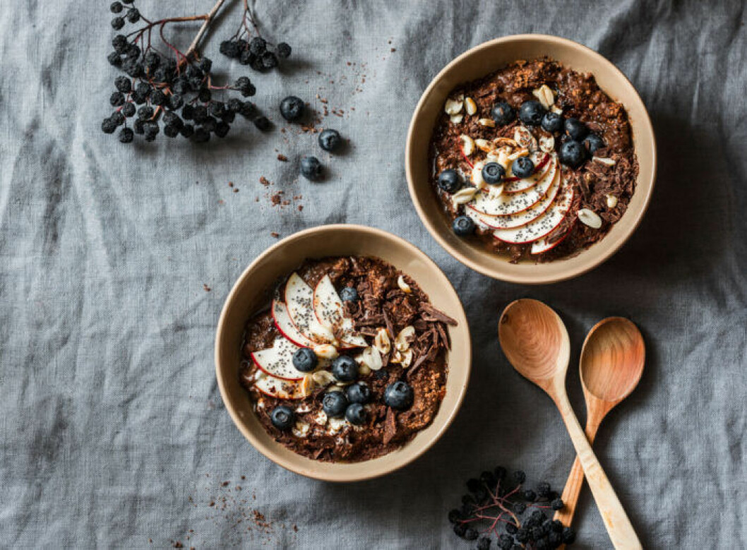 Overnight oats med choklad och nötter.