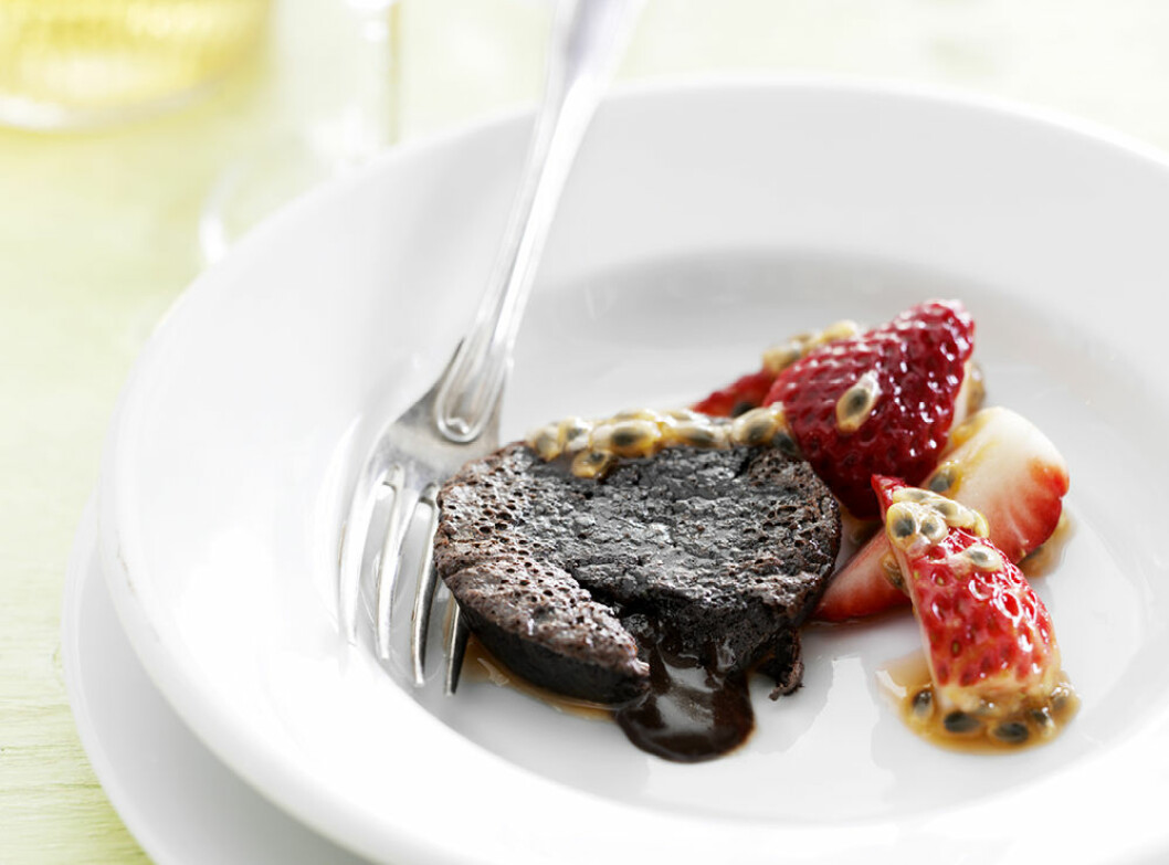 chokladfondant med passionerade jordgubbar
