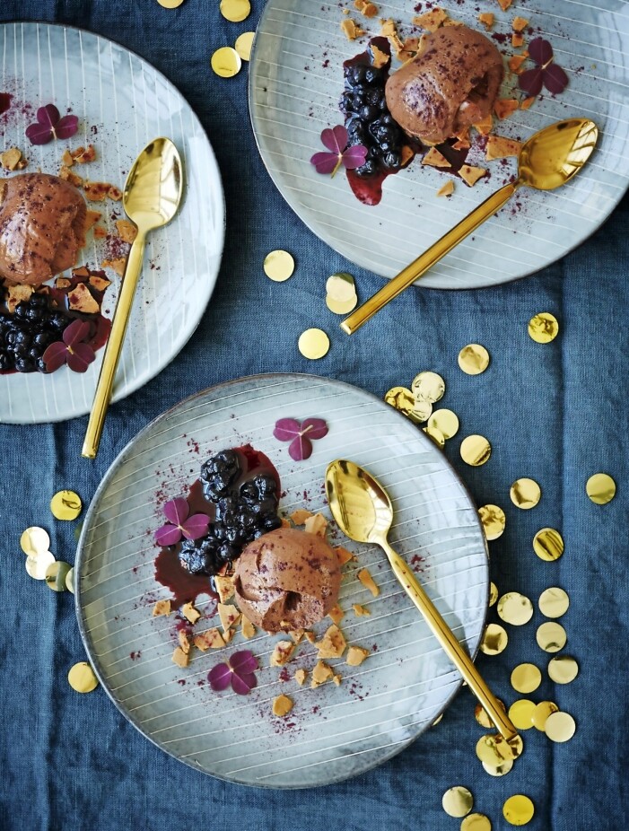 Mäktigt och magnifikt! Observera att den underbara chokladmoussen behöver stå kallt i 8 timmar före servering. Lyxiga nyårsmenyn: Chokladmousse med syltade blåbär och karamelliserad vit choklad