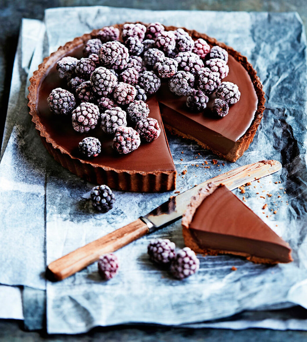 Tips! Vill du byta ut björnbären passar det bra med både blåbär och hallon – ta det du gillar bäst. recept på chokladtårta