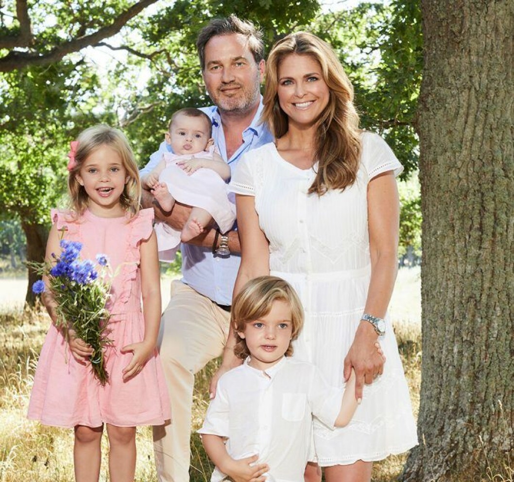 Madeleine, Chris och de tre barnen. Prinsessan Madeleine och hennes familj: Chris, prinsessan Leonore, prins Nicolas och prinsessan Adrienne.