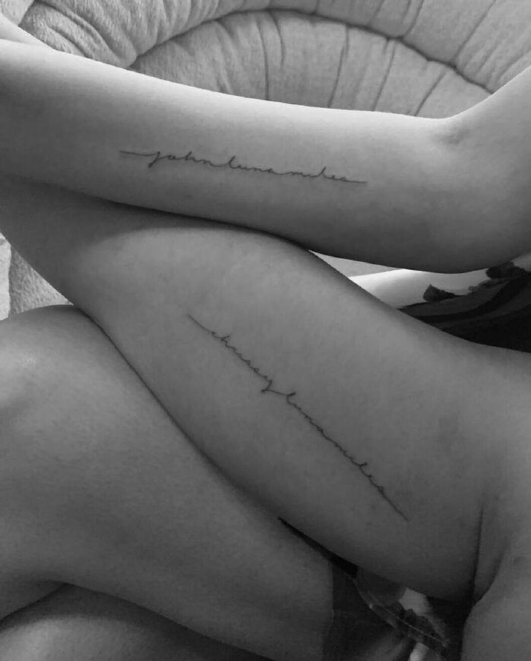 Chrissy och John tatuering, text på arm