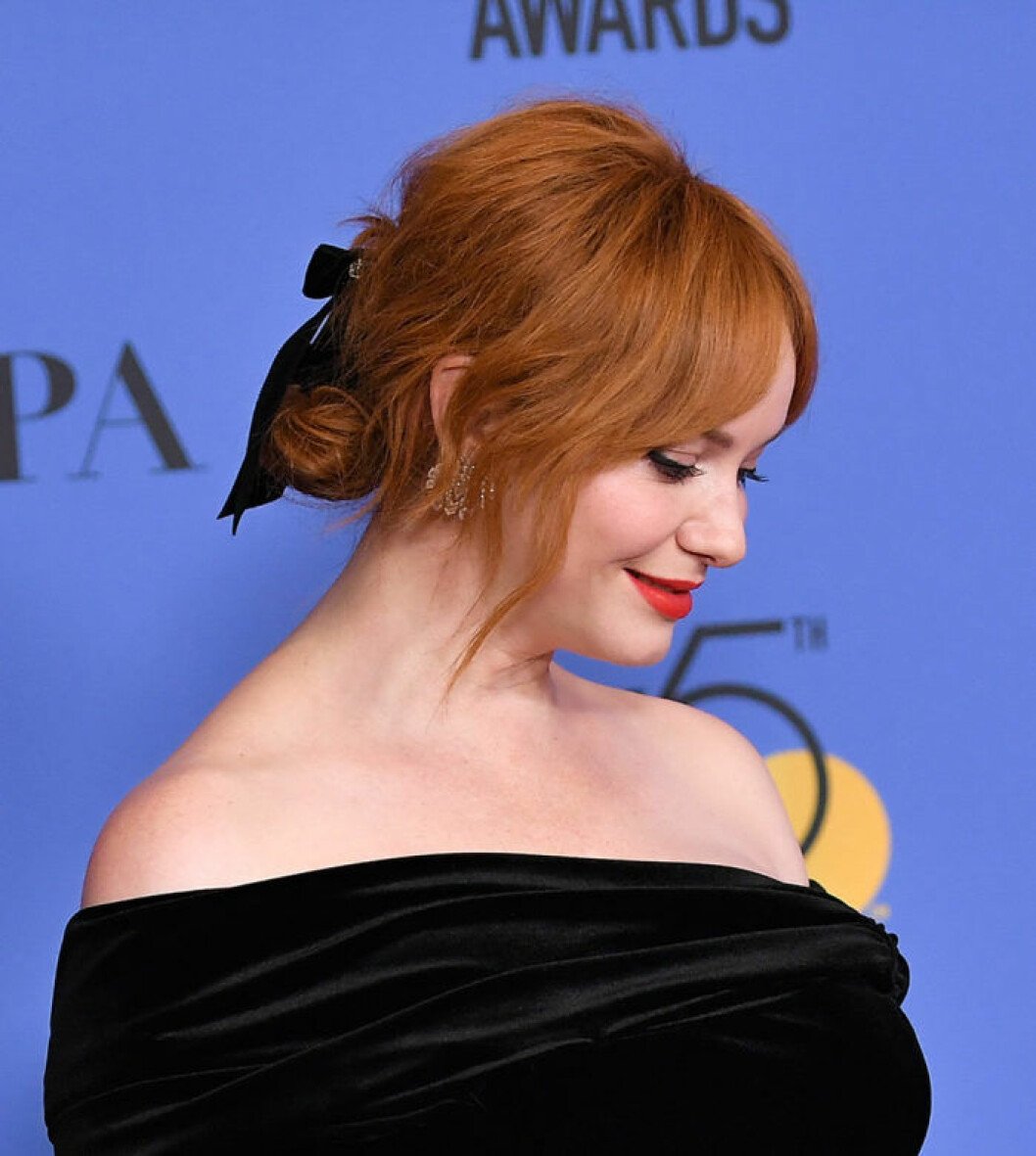 Christina Hendricks i romantisk uppsättning med söt rosett.