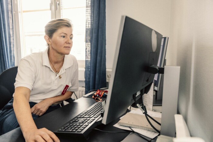 Rent administrativt är det en fördel att ha jobbat som reporter, säger Christina Lundell. ”Det är en otrolig förmån att kunna skriva fort.” Christina Lundell framför en dator.