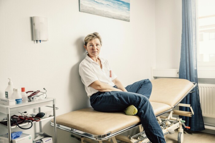 Christina Lundell, journalist som skolade om till läkare vid 45. Christina Lundell på sjukhussäng.