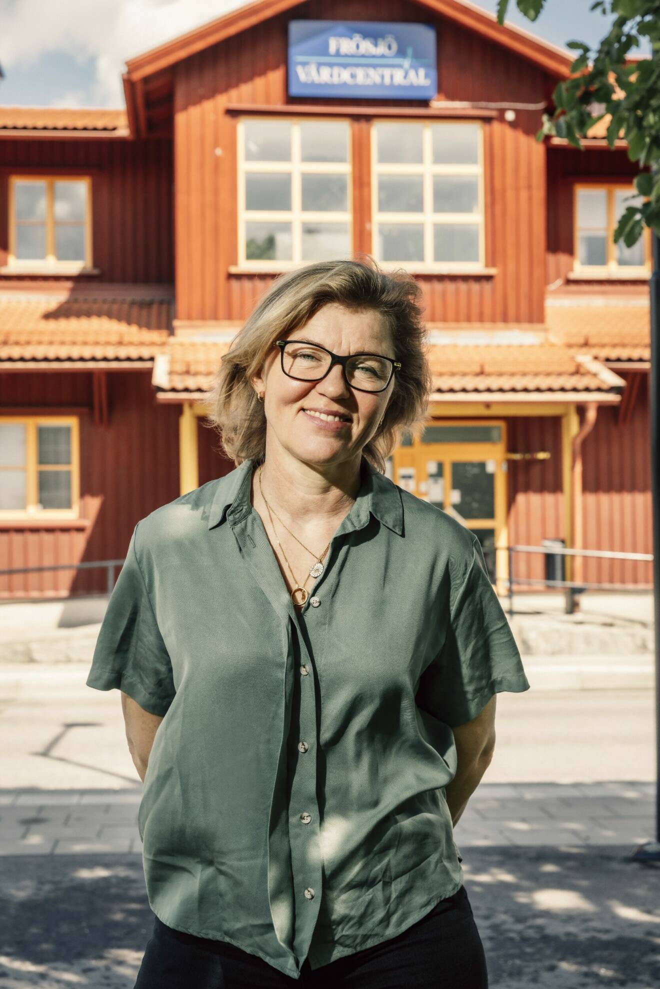 Christina Lundell framför Frösjö vårdcentral.