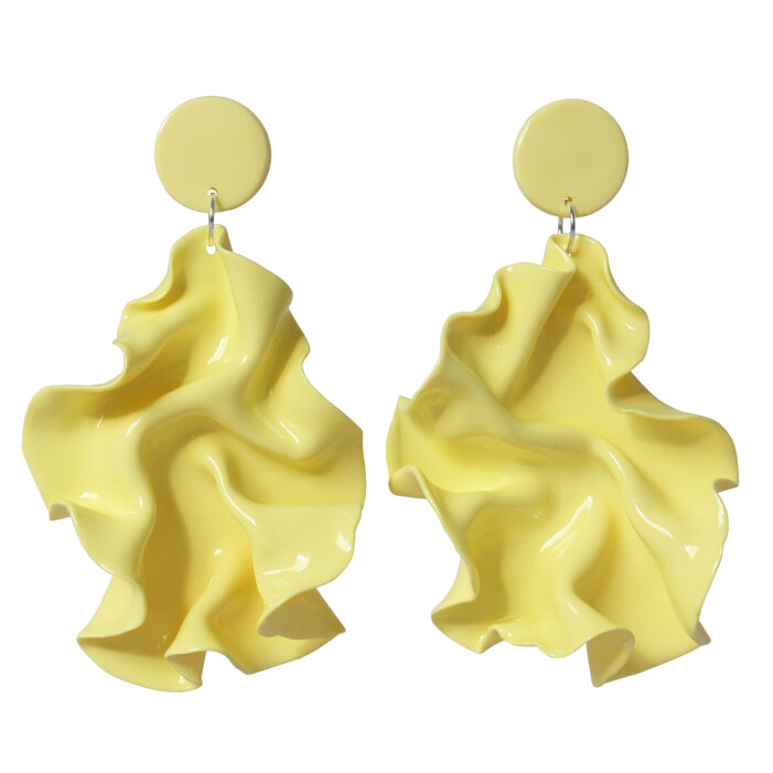 Örhängen, 529 kr, Clara fina. Pastellgula, oversizade örhängen som ser ihopskrynklade ut. Örhängen från Clara fina.